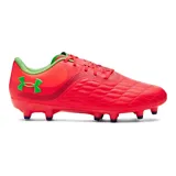 Championes de fútbol Under Armour Magnetico Pro 3, modelo W CLN MG PR3.0FG EIS, de color rojo con detalles en verde brillante en el talón y el interior del cuello. Incorpora tecnología UA Clone en la capellada superior para un ajuste personalizado y suela con tapones para césped natural.