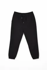 Pantalón tipo jogger de color negro, con cintura elástica ajustable mediante cordón y puños elásticos en los tobillos.