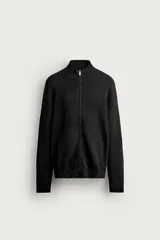 Chaqueta regular fit de punto tejido en hilatura de algodón, color negro, con cuello subido y manga larga, acabados en rib y cierre frontal con cremallera.