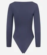 Body marrón de manga larga con escote en V y busto torcido, confeccionado en microfibra.