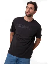 Remera negra de jersey con cuello redondo y mangas cortas. Presenta el logotipo de Caterpillar impreso en el pecho en tono oscuro.