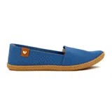 Zapatilla casual Moleca para mujer, tipo alpargata baja de color amarillo, con perforaciones en toda la capellada para mayor ventilación, suela texturizada tipo yute y detalle de aplique marrón con un corazón metálico en el talón.