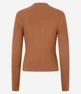 Blusa de punto color blanco con cuello alto y manga larga.