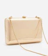 Cartera clutch rectangular plateada con textura acanalada y cierre superior a presión. Incluye asa de cadena fina desmontable.