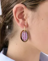Dije para aros con forma ovalada, borde metálico dorado festoneado y centro de resina con estampado de cuadros en tonos marrón y lila.