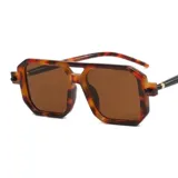 Lentes de sol con armazón de acetato con estampado carey y diseño geométrico de estilo aviador cuadrado. Cuentan con protección UV400.