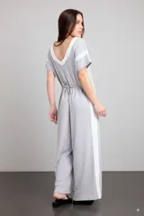 Mono largo gris melange con escote en V combinado en blanco, mangas cortas y corte holgado.