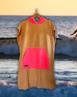 Poncho de toalla color naranja con capucha y bolsillo tipo canguro.