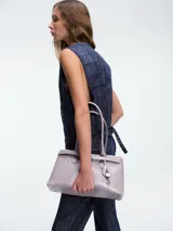 Chaleco sastrero de denim negro con diseño de cuadros y aplicación de lentejuelas sutiles. Presenta escote en V, cierre frontal con botones metálicos y bolsillos delanteros.