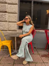 Pantalón de corte recto con estampado cuadrillé en tonos verde claro y blanco.
