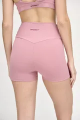 Minishort deportivo color rosa, de tiro alto y compresión media.