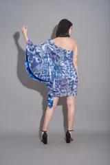 Vestido corto con estampado animal print en tonos de azul, con un solo hombro y manga estilo capa.
