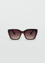 Gafas de sol de diseño cuadrado y montura de pasta con estampado carey. Cuentan con cristales marrones degradados con protección UV total de categoría 3.