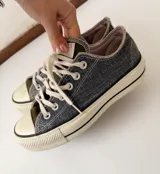 Championes Converse de lona estilo denim con efecto deslavado, puntera de goma blanca y cordones claros.