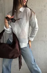Sweater de punto con diseño de rombos en tonos gris y beige, cuello redondo, mangas largas y puños acanalados.