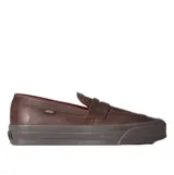 Mocasines Vans modelo Lx Loafer 53 Hrdw de cuero marrón, con diseño híbrido que combina la estética clásica de un mocasín con la suela de goma vulcanizada característica del skateboarding.