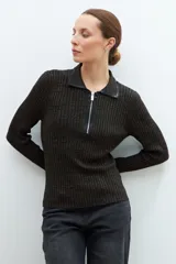 Sweater verde oliva de tejido de punto acanalado, con cuello polo, cierre metálico frontal y mangas largas.