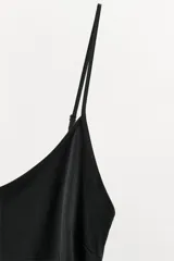 Vestido largo negro de corte recto y fluido, confeccionado en mezcla de lyocell y viscosa, con escote redondo y tirantes finos ajustables.