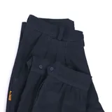 Pantalón de vestir azul marino, de corte recto, con bolsillos laterales y traseros. Se ajusta a la cintura con cinturón de cuero marrón. Tiene un cierre con botones en el tobillo.