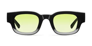 Lentes de sol con montura gruesa de color negro y cristales polarizados en tono amarillo. Presentan un diseño de forma rectangular con bordes redondeados, fabricados con materiales bio-based.