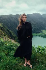 Falda larga de hilatura de algodón color negro, con tiro medio, cintura elástica y bolsillos laterales ocultos en costura. Presenta un diseño evasé.