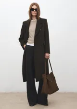Bolso tipo shopper de cuero vacuno en color marrón oscuro, con diseño estructurado, cierre superior con solapa y hebilla metálica, y correas de hombro integradas.