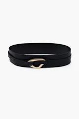 Faja ancha de cuero sintético color negro con hebilla metálica de diseño orgánico e irregular en tono dorado.