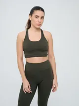 Top deportivo Umbro color negro con diseño de espalda natación y banda elástica inferior.