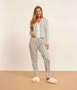 Conjunto de pijama largo de dos piezas: camisa de manga larga con cuello de pico y cierre delantero de botones, y pantalón con cintura elástica y puños ajustados. Estampado con rayas verticales.