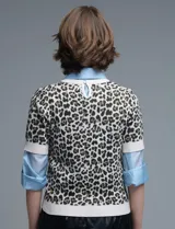 Buzo de tejido de punto con estampado animal print, cuello redondo y mangas cortas con ribete.