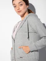 Canguro azul marino con capucha, cierre frontal y bolsillos tipo canguro.