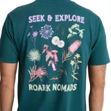 Remera verde con logo estampado en el pecho.