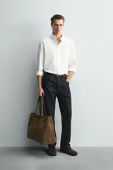 Camisa de corte relajado confeccionada en una mezcla de algodón, lyocell y seda de origen italiano. Presenta cuello abotonado, manga larga con puños abotonados y cierre frontal con botones.