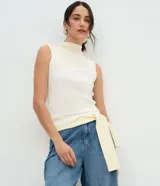 Blusa de modal con cuello alto y sin mangas, de calce regular y diseño básico. Presenta una textura suave y acabado satinado.