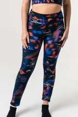 Calza deportiva larga de tiro alto confeccionada con tejido de poliéster y lycra estampada con diseño abstracto en tonos azul, naranja, violeta y blanco.