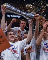 Camiseta blanca de edición limitada conmemorativa del campeonato de la Liga Uruguaya de Básquetbol 2024 obtenido por el Club Nacional de Football. Presenta el escudo del club, el logo de Umbro y la inscripción "¡CAMPEONES!" en el frente.