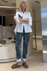 Pantalón jean de corte recto con estampado de diseño bandana en tonos grises y blancos.