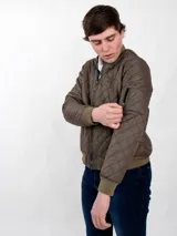 Campera bomber aviador azul con cuello alto, cierre frontal y bolsillos laterales. Diseño acolchado con patrón de rombos.