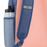 Mochila Puma Phase CB de poliéster color azul con detalles en rosa y gris. Logo de Puma estampado en blanco en el frente.