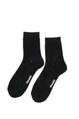 Par de medias de caña media con diseño calado en tejido de punto, color negro, con el nombre de la marca estampado en blanco en el lateral.