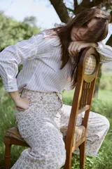 Pantalón de jean con estampado de manchas orgánicas en tonos tierra, de tiro medio-alto y corte recto. Presenta bolsillos funcionales y largo al tobillo.