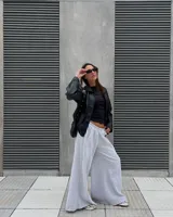 Pantalón de jogging gris melange, de corte ancho y tiro medio, con cintura elástica y bolsillos laterales.