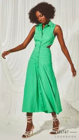 Vestido midi verde de tricoline de algodón, sin mangas, con cuello camisero, cierre frontal de botones, aberturas laterales en la cintura y falda evasé.