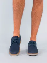 Zapato casual Hush Puppies modelo Bangu, con diseño híbrido que combina cuero en el talón y laterales con tejido técnico transpirable en la puntera y empeine. Cuenta con cordones, suela de EVA flexible y detalle de costura perimetral en tono natural.