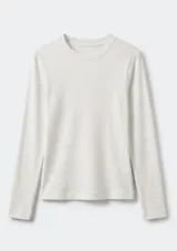 Camiseta de manga larga con cuello redondo, confeccionada en tejido acanalado de textura suave y ajuste entallado.