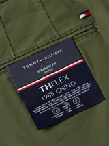 Pantalón chino de corte recto color verde oliva, confeccionado en algodón pima elástico.