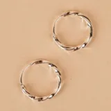 Aros tipo argolla de plata 925 con diseño torneado y acabado brillante.