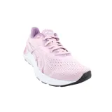 Championes de running Asics modelo Gel-Excite 8, color negro con detalles en lila y blanco. Presentan tecnología AmpliFoam en la entresuela para mayor amortiguación y diseño de malla transpirable.