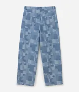 Pantalón de jean de algodón con diseño jacquard geométrico, de corte super baggy, tiro medio, bolsillos funcionales y cierre frontal con botón y cremallera.