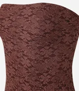 Vestido midi strapless de encaje floral bordó, con corte ajustado hasta la cadera y bajo asimétrico decorado con volados.
